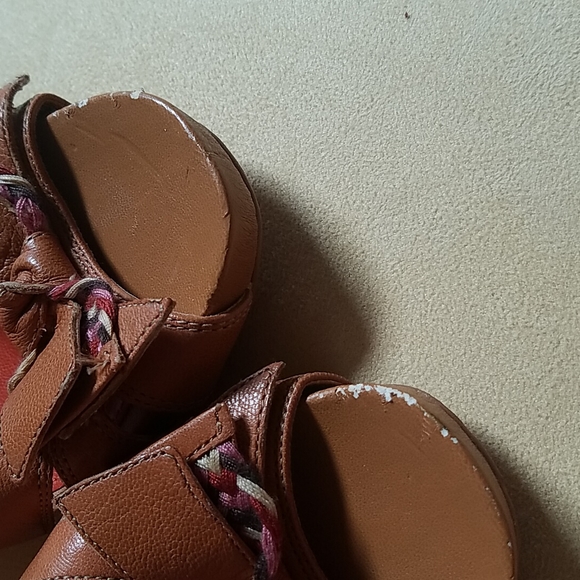 Nicole Miller tan sandal. Sz 7 - Picture 4 of 5